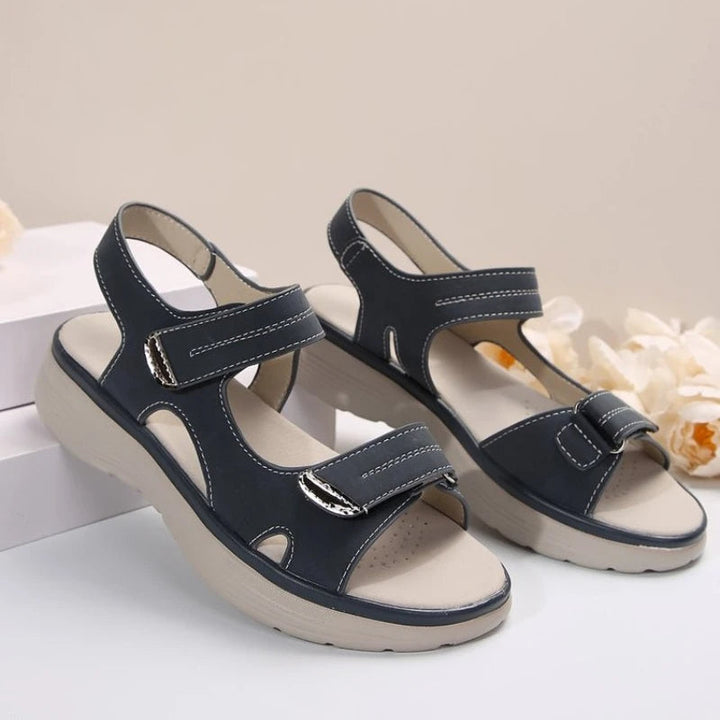 Design moderne de sandales femme orthopédiques avec straps velcro pratiques pour un ajustement facile et confort.