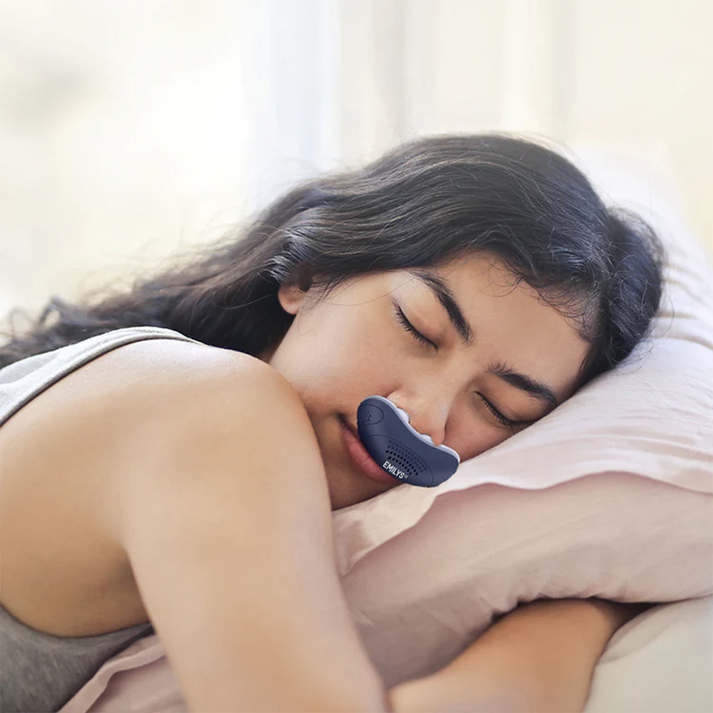 Arrêtez le ronflement et l'apnée avec cet appareil micro CPAP sans tuyau. Facilite la respiration nocturne.