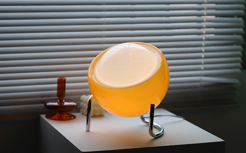 Lampe de table nordique en verre, idéale pour créer une ambiance douce.
