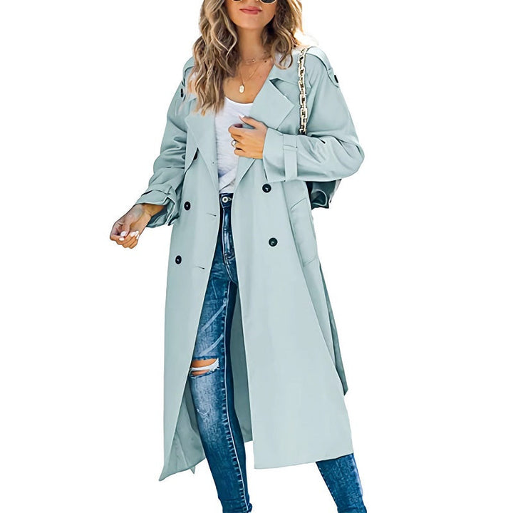 Trench-coat femme long, coupe flatteuse, élégant et tendance pour les saisons printemps-automne.