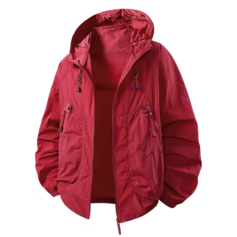 Veste de randonnée urbaine à capuche, combinant fonctionnalité et look tendance.
