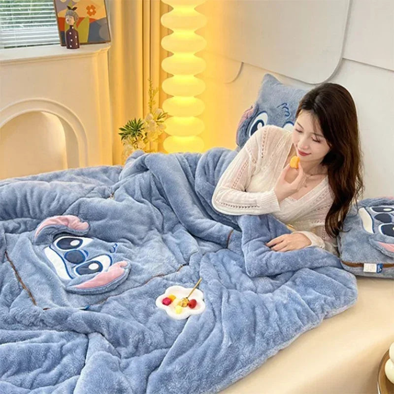 Plaid cosy en polyester ultra doux, parfait pour la décoration intérieure et la chaleur du foyer.