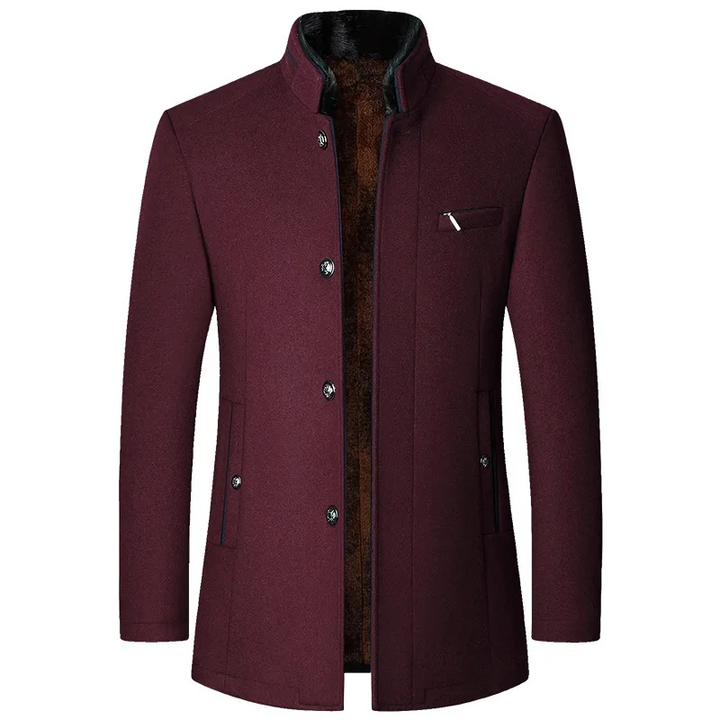 Manteau homme chic et intemporel boutonné, pour un look sophistiqué, mode masculine polyvalente automne.