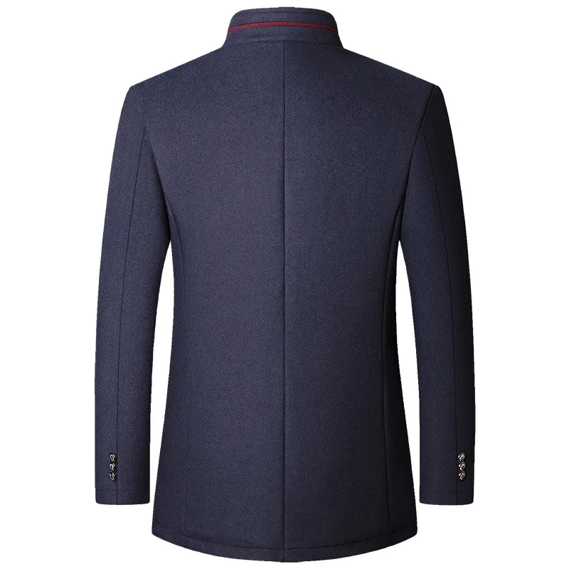 Manteau homme sophistiqué boutonné intemporel, parfait pour un style élégant et casual. Mode masculine.