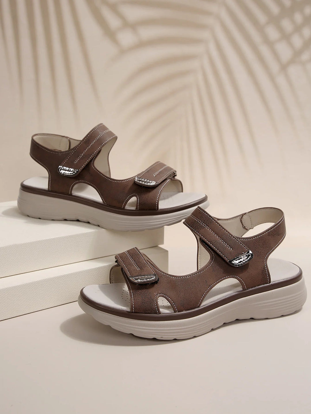 Sandales femme à support de pied orthopédique et velcro, parfaites pour la marche et un confort durable tout l'été.