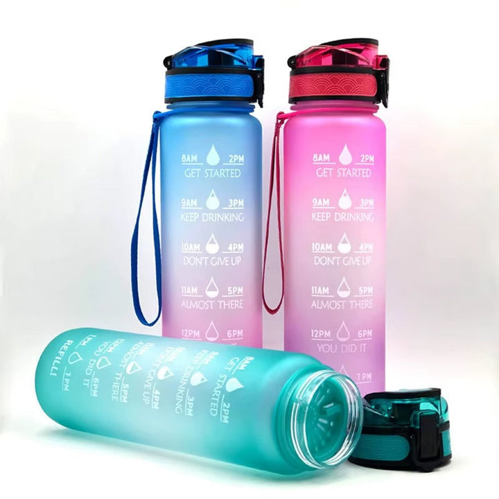 Gourde d'eau réutilisable 900ml pour sportifs, design moderne. Bouteille hydratation étanche sans BPA.