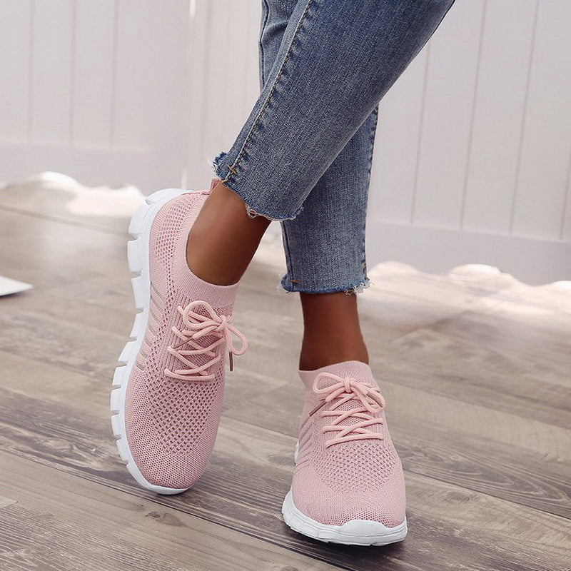 Chaussures de running femme légères et à enfiler, offrant confort et agilité pour la course et le sport polyvalent.