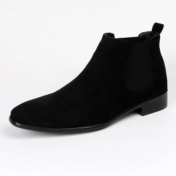 Bottines Chelsea homme noires à bout pointu, style classique et élégant, pour un look mode hivernal chic.