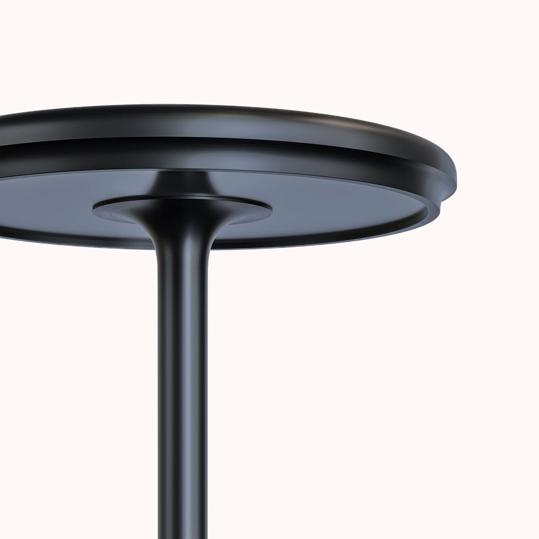 Lampe de table LED moderne et rechargeable, sans fil, pour une décoration lumineuse élégante dedans et dehors.