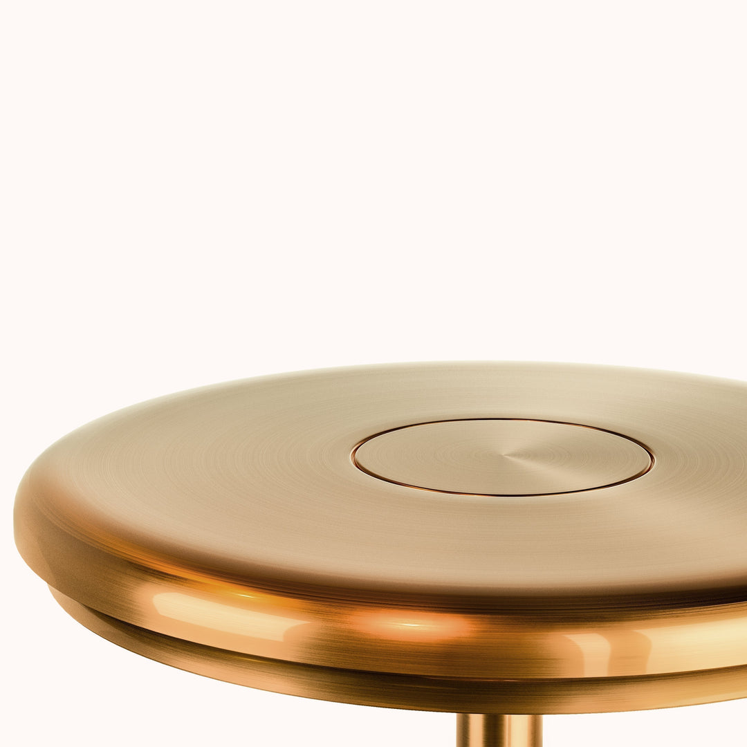 Lampe de table LED portable et rechargeable, idéale pour décorer les événements intérieurs ou extérieurs.