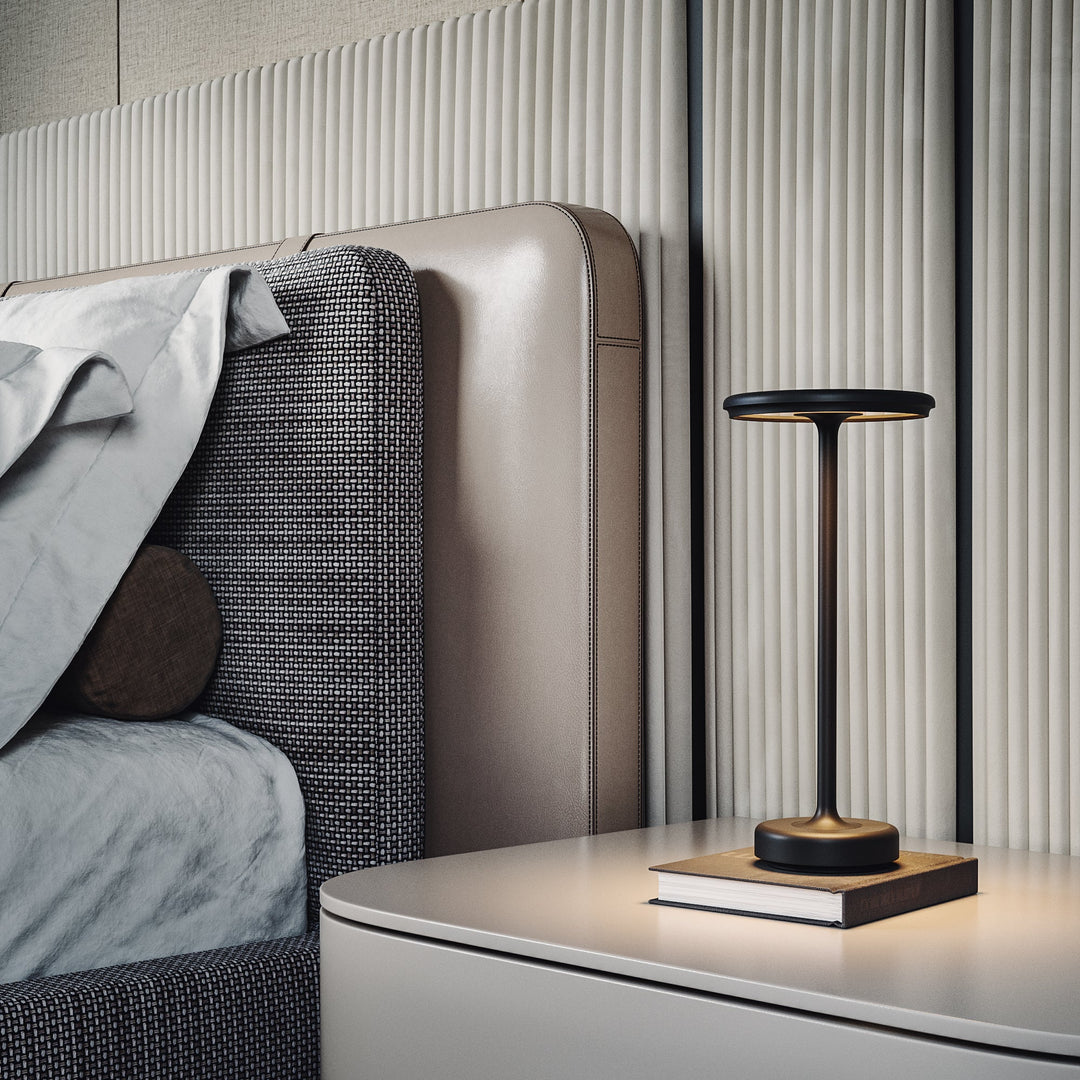 Lampe de table LED moderne sans fil, rechargeable, apporte une touche design à votre décoration intérieure/extérieure.