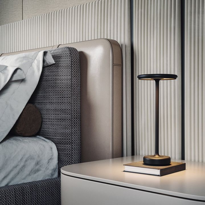 Lampe de table LED moderne sans fil, rechargeable, apporte une touche design à votre décoration intérieure/extérieure.
