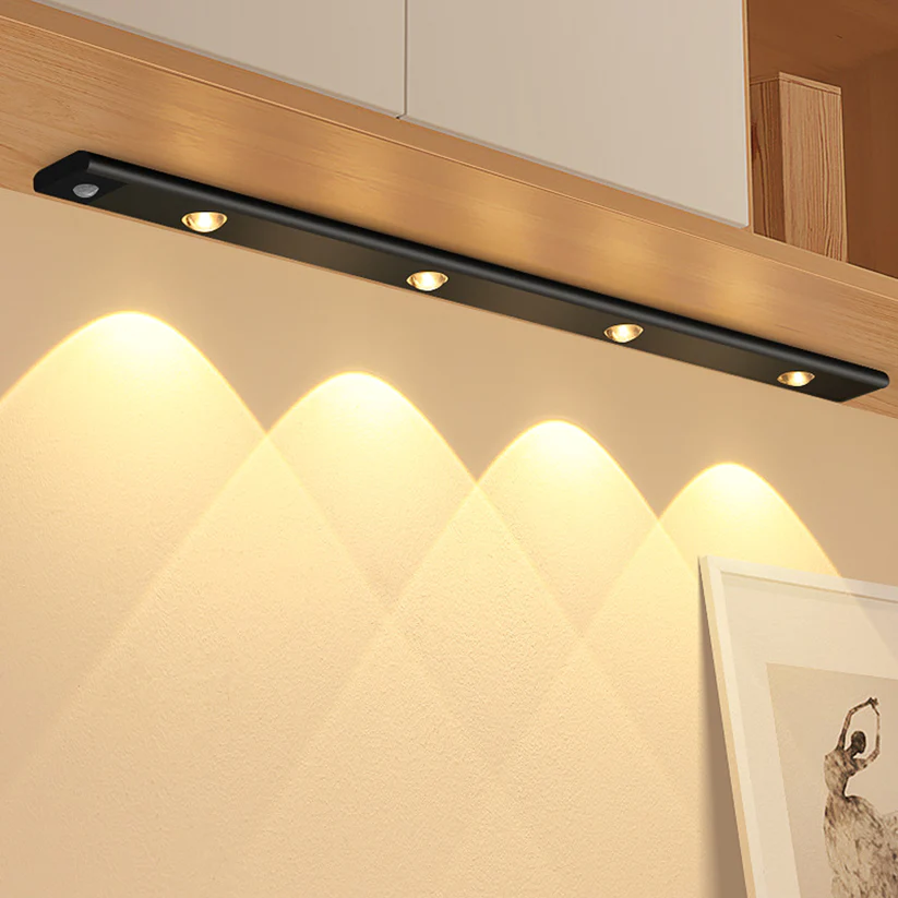 Lampe LED murale moderne et discrète, avec capteur de mouvement et batterie rechargeable USB.