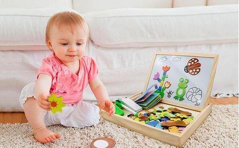 Gros plan sur les pièces colorées du puzzle magnétique en bois sur le tableau de dessin éducatif pour enfants.
