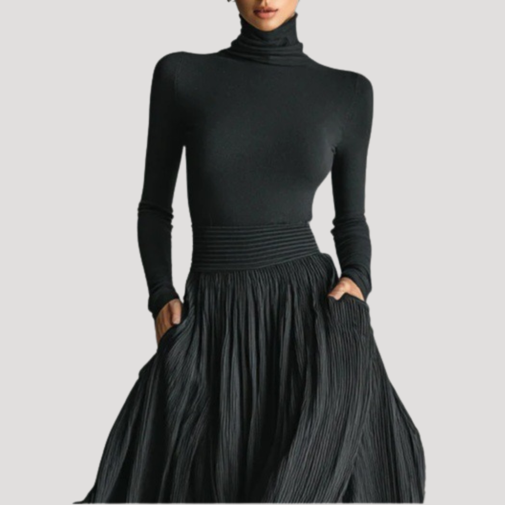 Robe de soirée plissée fluide noire pour femme, coupe longue et manches longues, look moderne et chic.