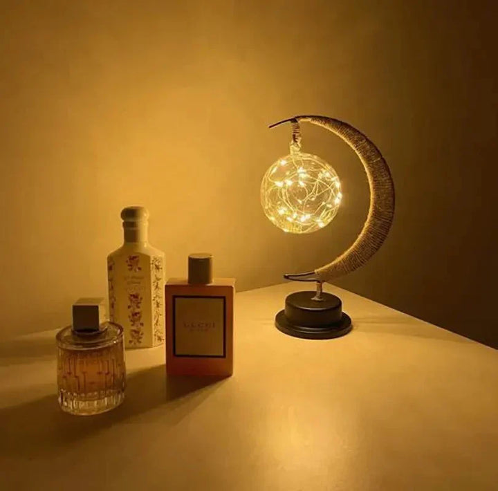 Lampe de table design lune, éclairage LED doux pour chambre ou salon. Cadeau original.