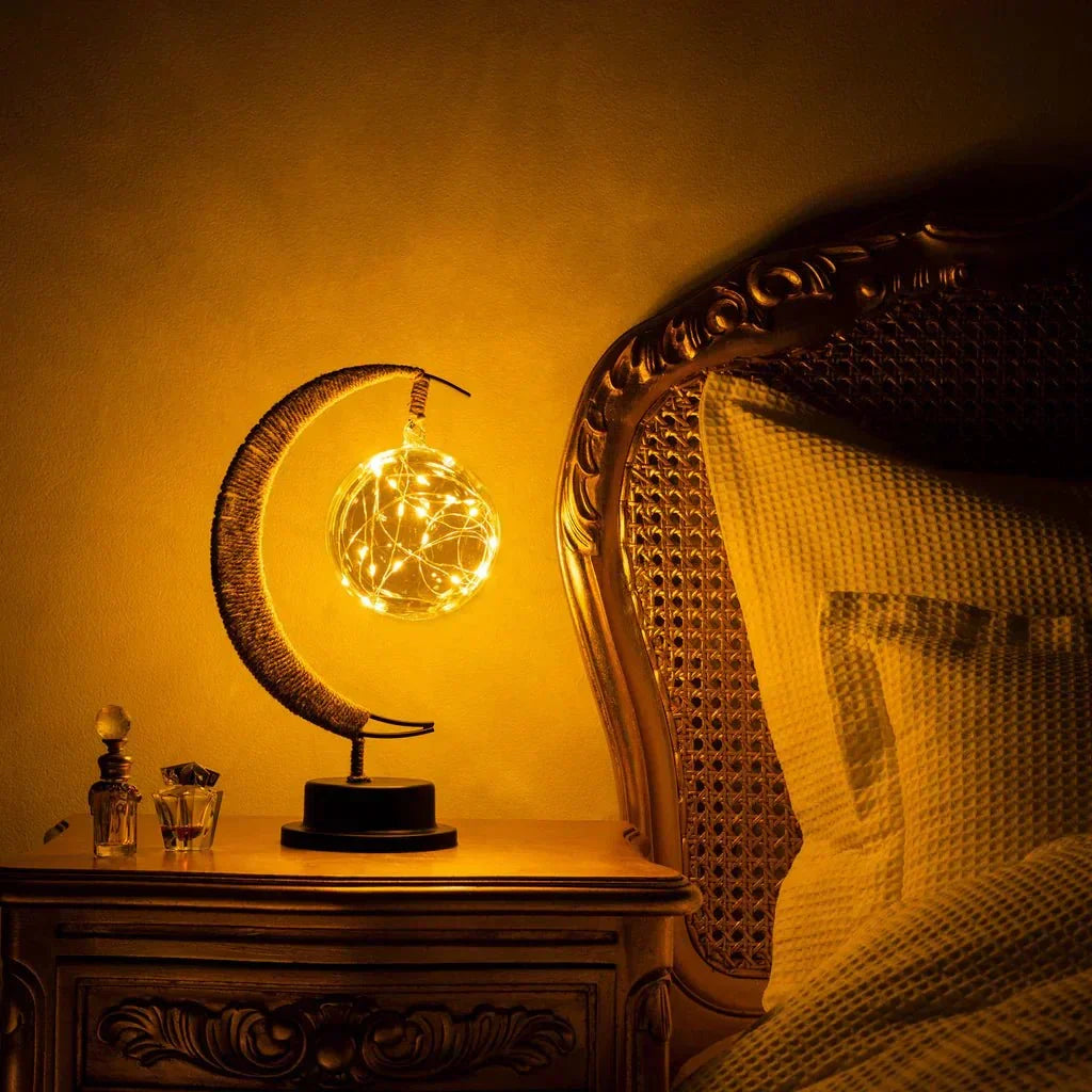 Luminaire de table lune en verre, lumière d'ambiance magique, design élégant et moderne.