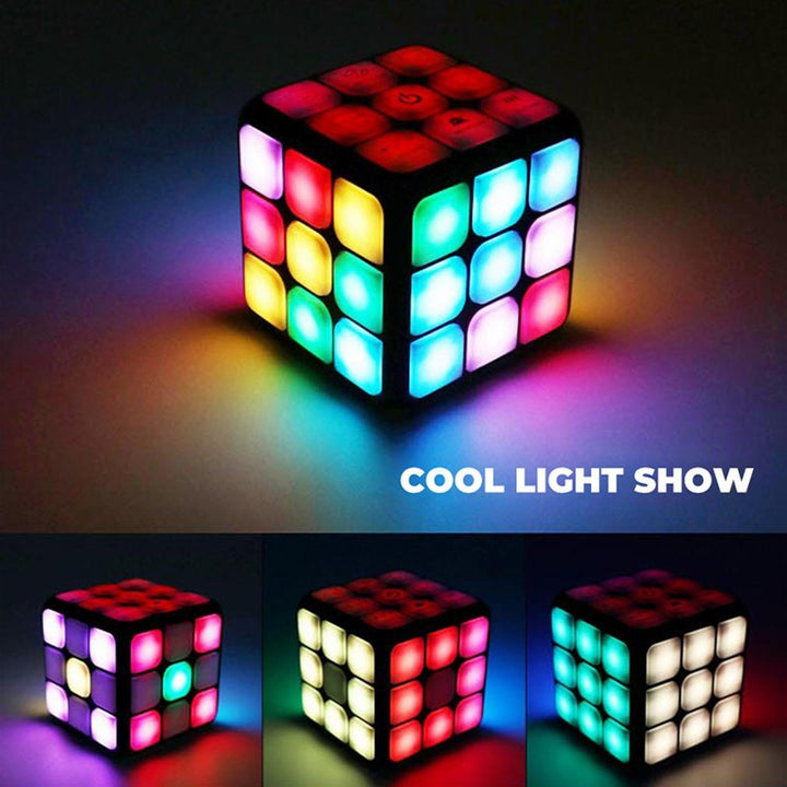 Mains d'enfant résolvant le cube casse-tête interactif. Jeu éducatif pour développer la logique et la patience.