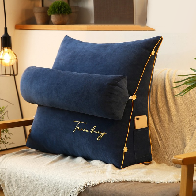 Coussin triangulaire moelleux pour la lecture, offrant un soutien dorsal parfait et une relaxation sur lit.