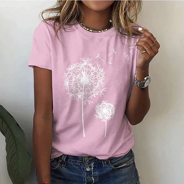 Femme portant un t-shirt chic à manches courtes, coupe élégante et confortable. Parfait pour toute occasion polyvalente.