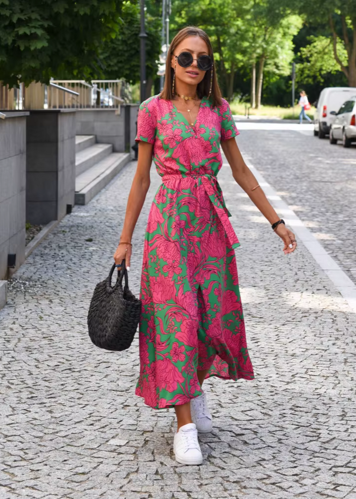Robe florale femme élégante, coupe portefeuille fluide, pour vacances ou quotidien printanier.