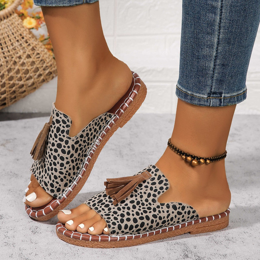 Sandales plates à pompon pour femme, un choix estival et confortable pour un look décontracté et stylé.