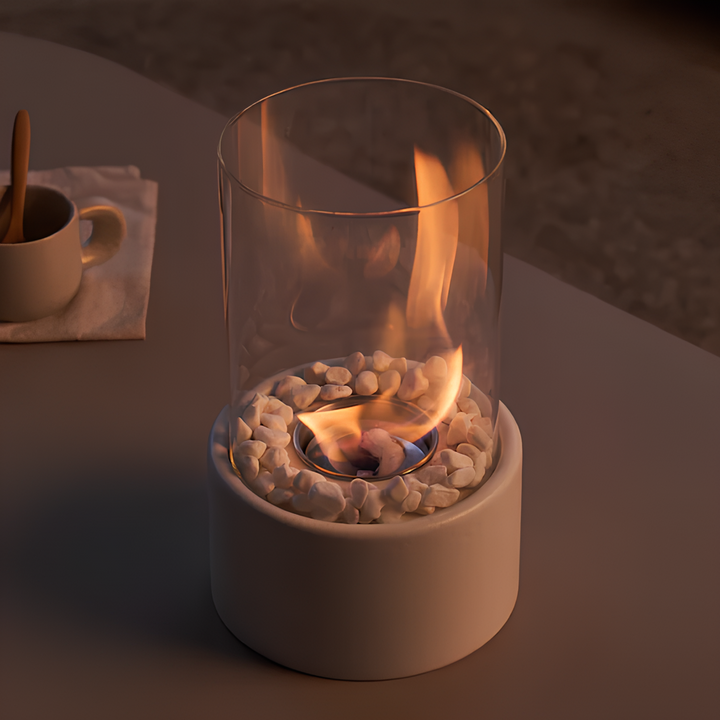 Belle lampe à huile décorative, flamme douce créant une chaleur conviviale à la maison.