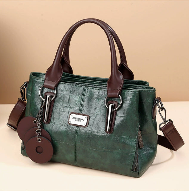 Sac à main élégant et structuré pour femme en cuir synthétique, accessoire de mode chic pour toutes occasions.