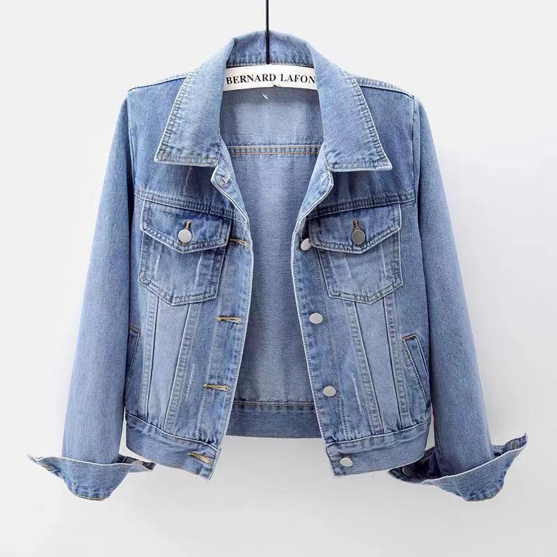 Veste en jean femme chic et tendance, coupe courte et ajustée, parfaite pour un look mode printanier.