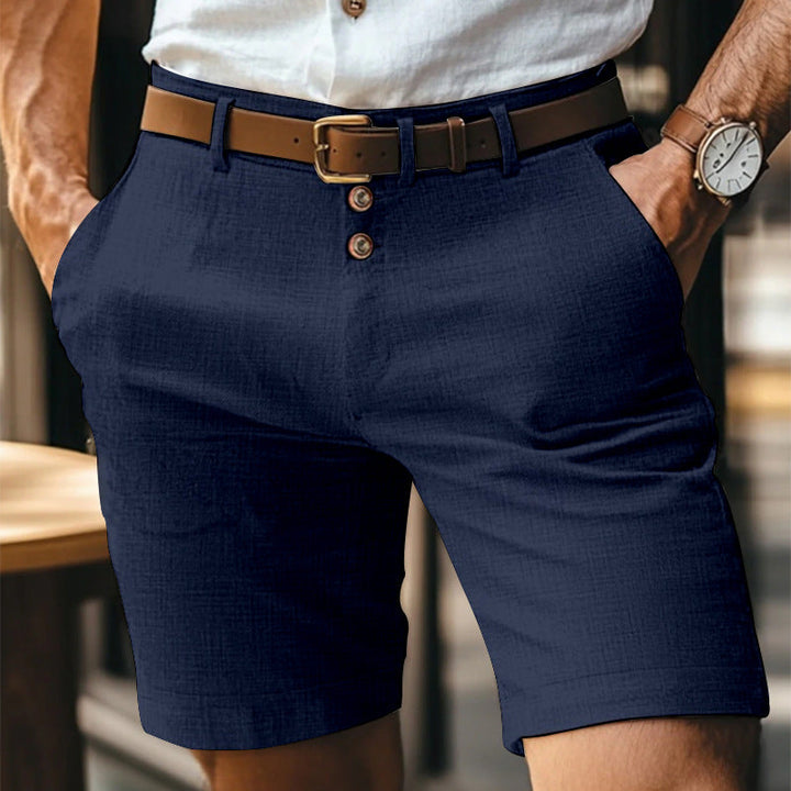 Short homme uni en lin et coton, léger et respirant, un essentiel confortable pour un été décontracté.
