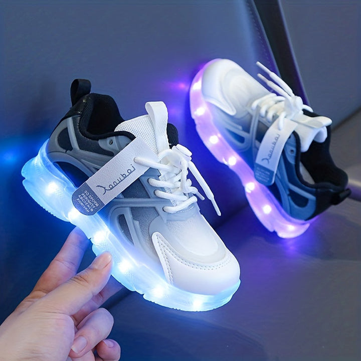 Sneakers enfants LED, design moderne pour un look tendance et amusant.