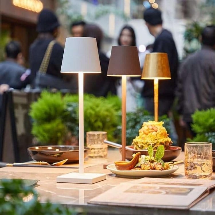 Lampe de table LED rechargeable avec commande vocale, style minimaliste pour toute pièce ou terrasse.