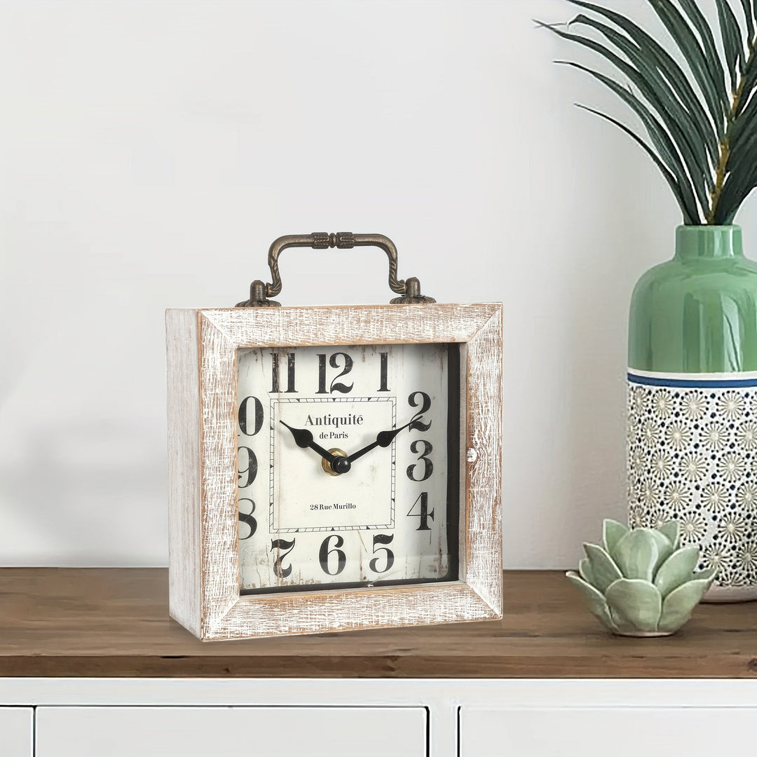 Horloge murale en bois massif, style rustique intemporel, pour ajouter une touche chaleureuse à votre salon.