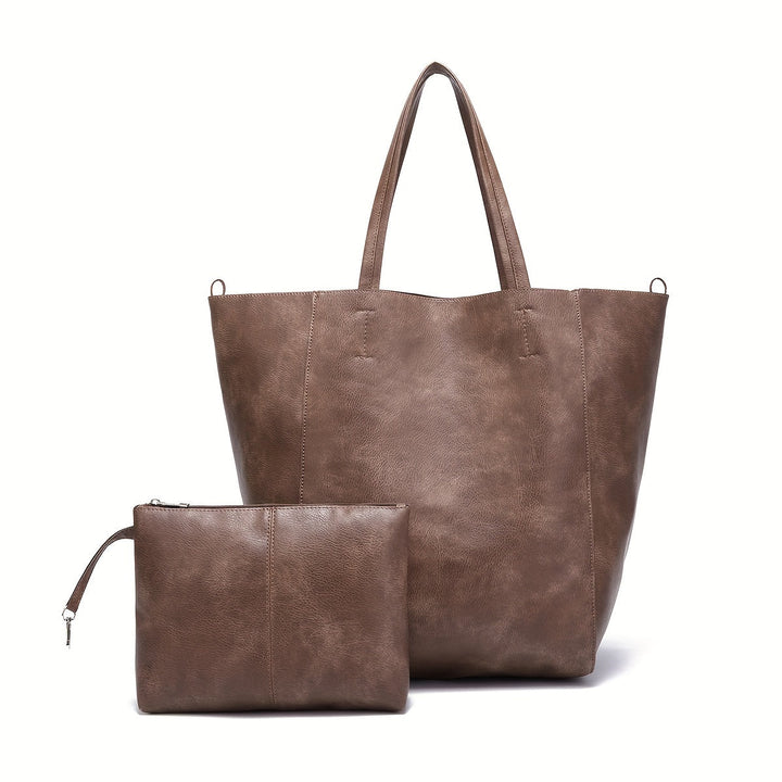 Femme avec un sac tote élégant et doux en simili cuir, grand accessoire de mode polyvalent pour le quotidien.