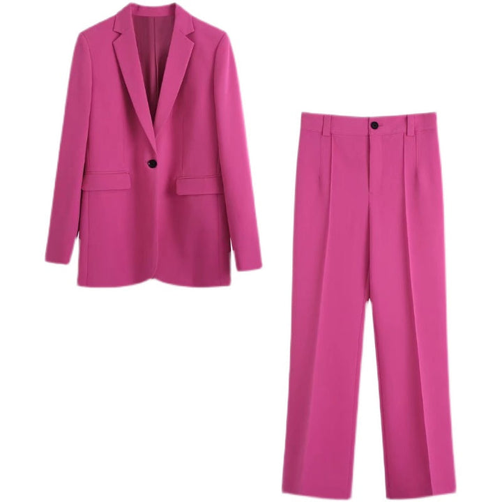 Tailleur femme rose: blazer et pantalon chic, idéal pour une tenue de bureau élégante.