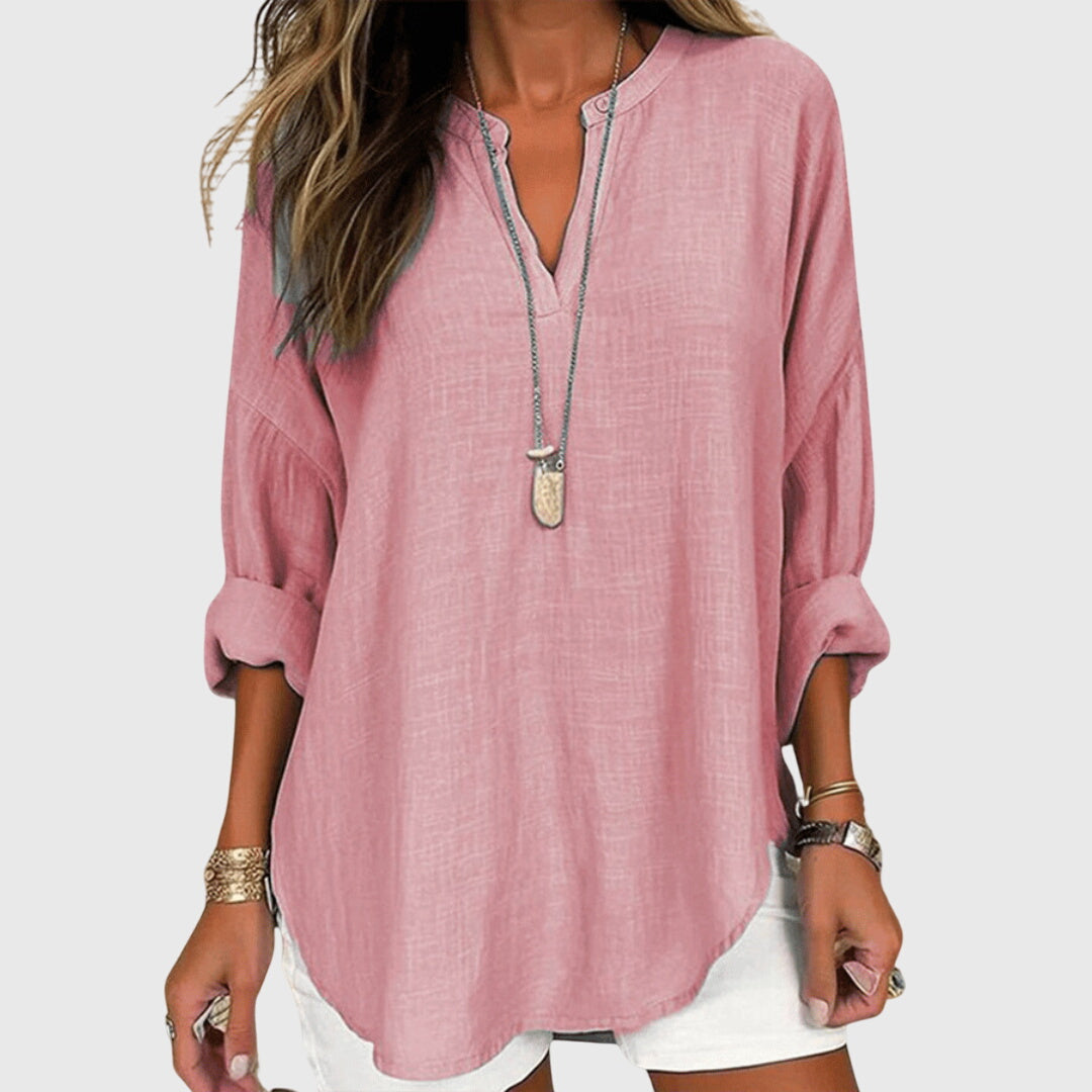Look estival : femme portant une chemise de plage fluide et décontractée, vêtement mode pour vacances.