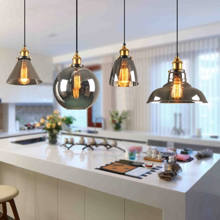 Gros plan sur les pampilles de cristal d'une lampe suspendue de luxe, brillance intense.