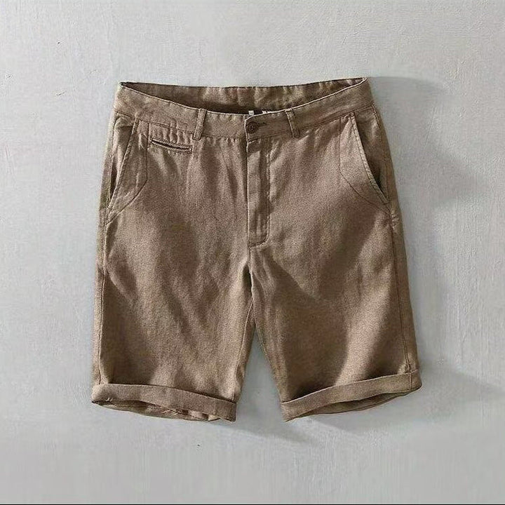 Short casual homme, coupe droite, assure un confort optimal pour un style estival moderne et facile à porter.