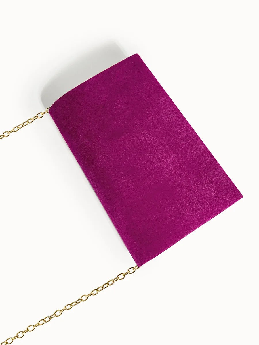Pochette velours et daim pour femme, le sac idéal pour une soirée réussie.