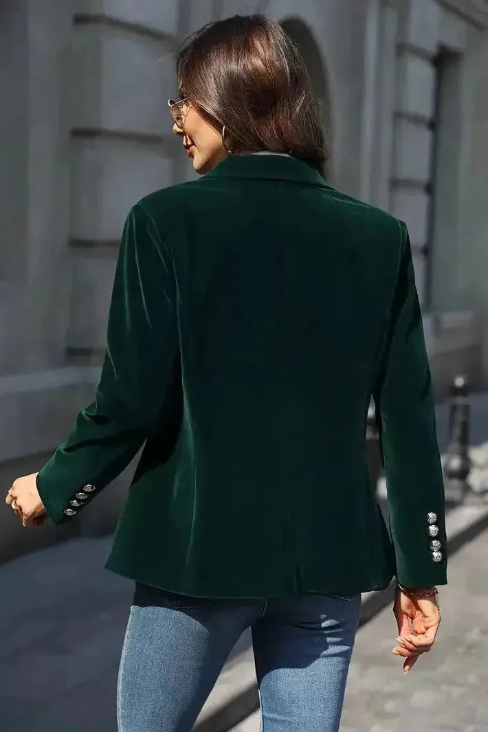 Blazer femme beige clair, coupe ajustée et confortable, look de jour élégant et polyvalent.