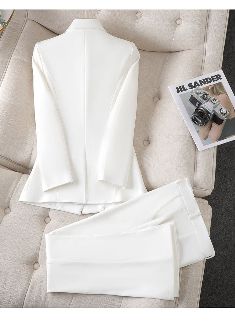 Ensemble tailleur femme chic, blazer et pantalon ajusté, idéal pour bureau ou événement.