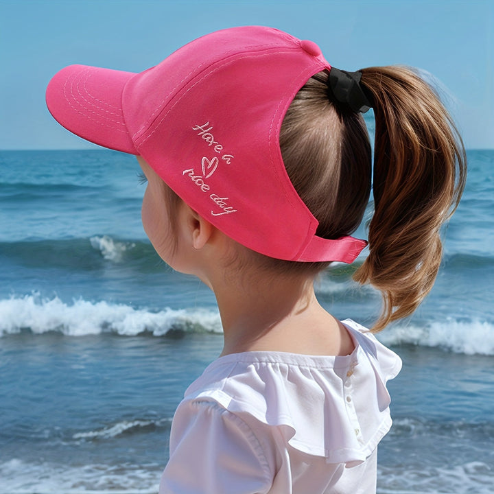 Casquette enfant ajustable avec motif cœur brodé, protection solaire pour activités estivales.