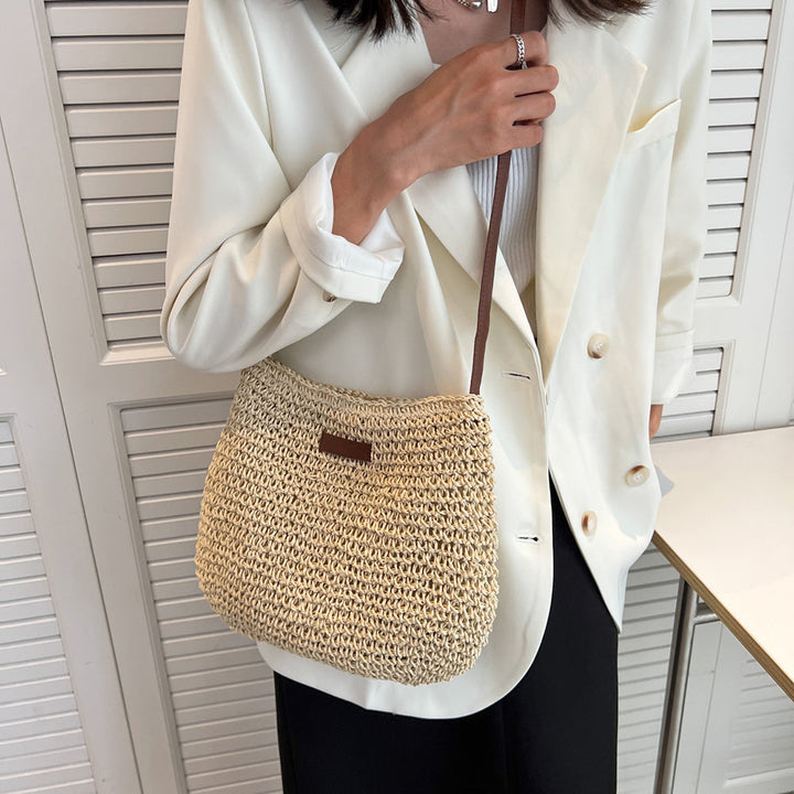 Sac femme paille chic, bandoulière en simili-cuir, pour un esprit bohème raffiné.