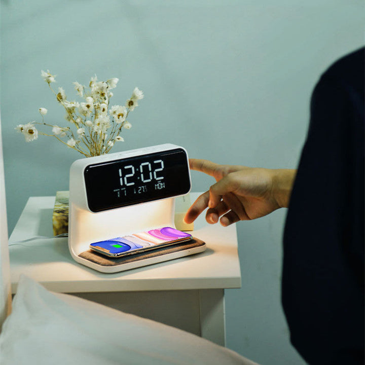 Réveil LCD numérique sur lampe de chevet, avec affichage clair de l'heure et fonctions alarme, idéal nuit.