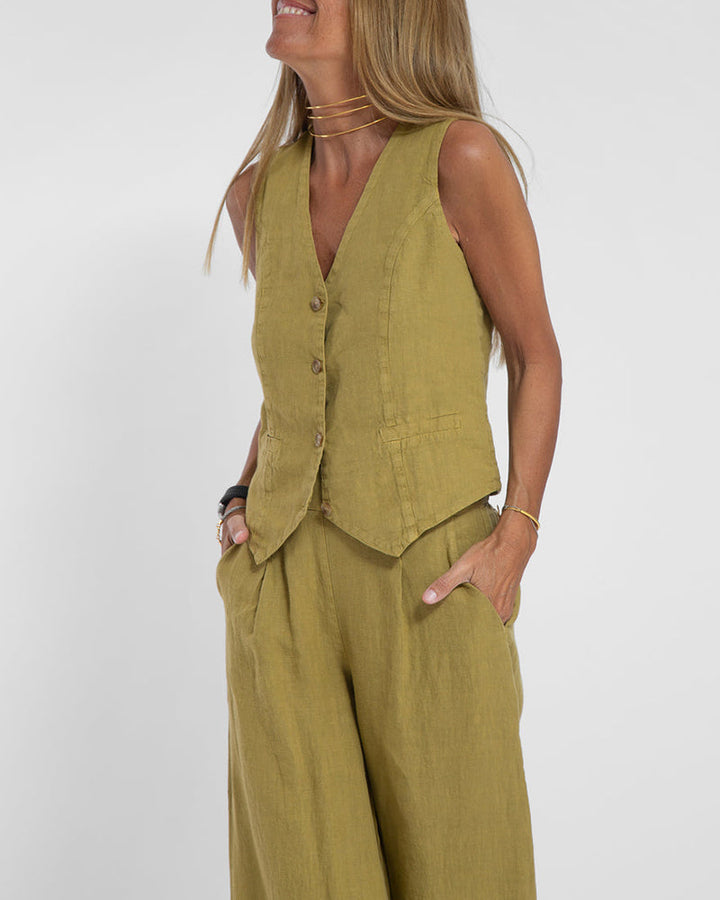Mode femme décontractée : ensemble fluide en lin, pantalon large et gilet.