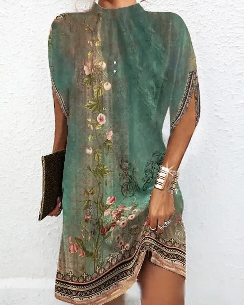 Robe d'été courte et confortable pour femme, motif géométrique, col montant et fente. Tenue estivale fraîche.