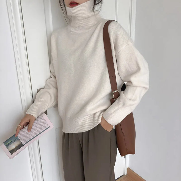 Pull-over matelassé col roulé femme, indispensable pour un style élégant et chaud en automne-hiver.