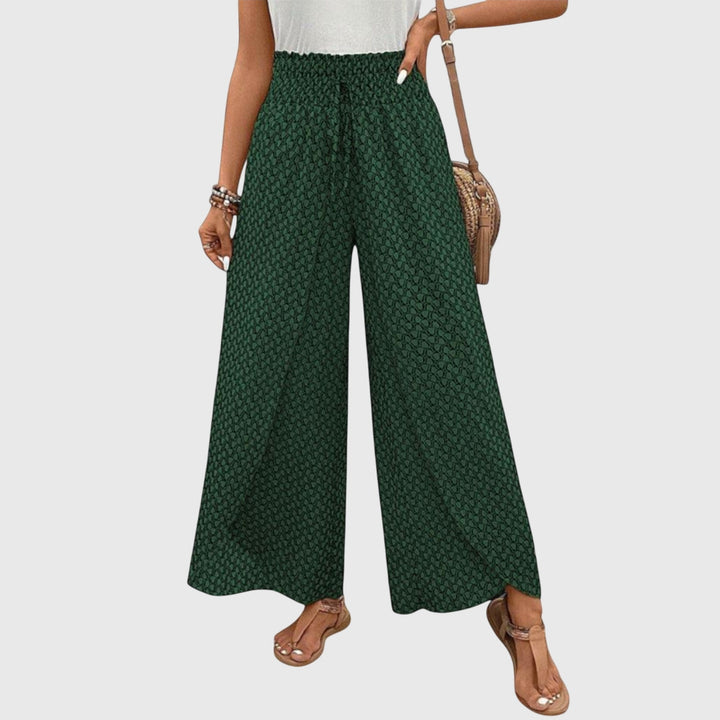 Femme stylée en pantalon palazzo fluide taille haute. Allure chic, élégance et confort moderne.