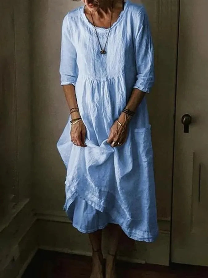 Robe maxi fluide d'été pour femme, col rond, manches courtes. Idéale pour un look décontracté chic et confortable.