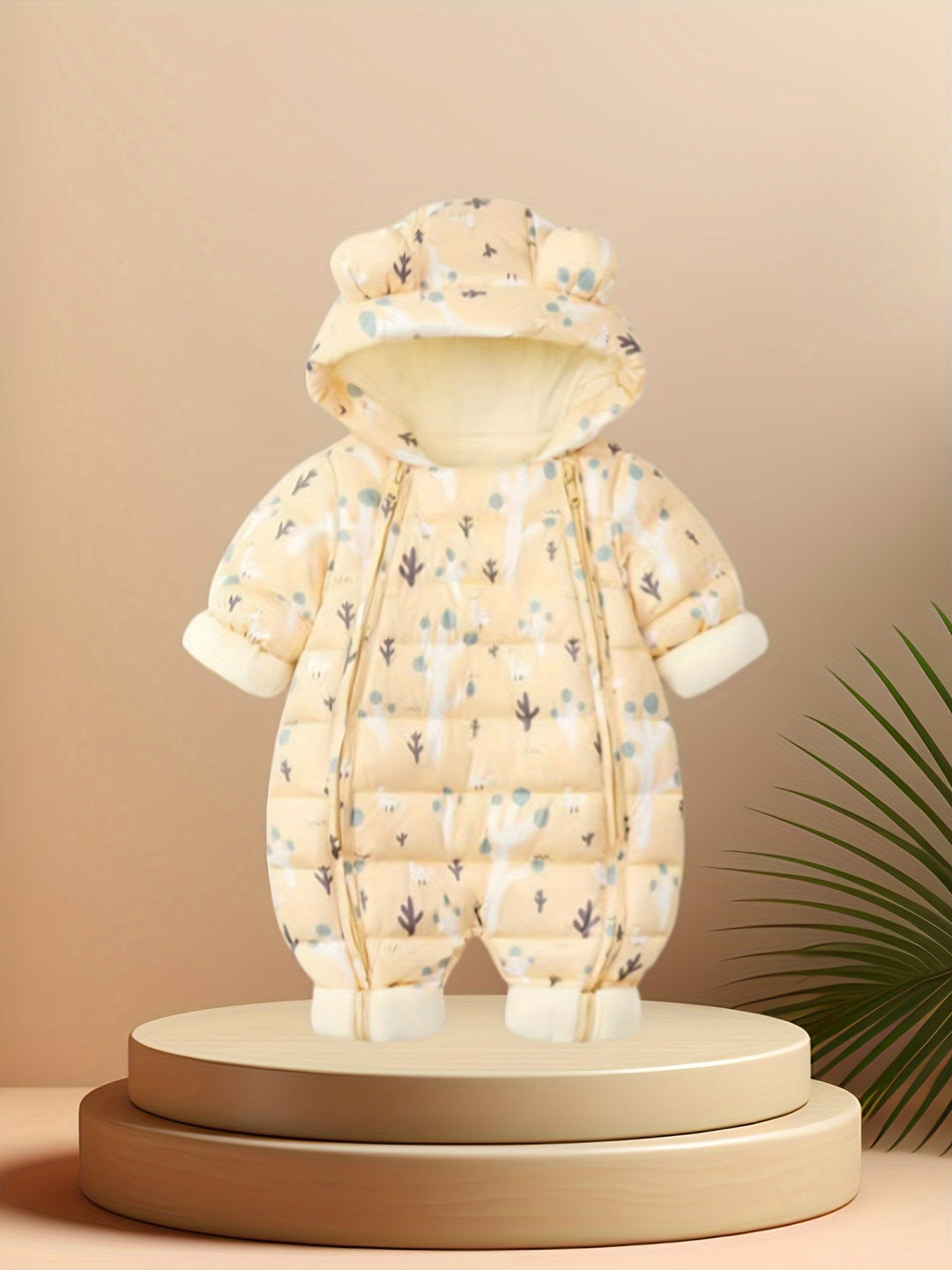 Combinaison d'hiver enfant, intégrale, blanche et jaune, assure chaleur maximale et protection contre le froid.